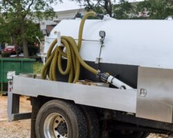 The,the,sewer,pumping,machine,septic,vacuum,waste,truck,is